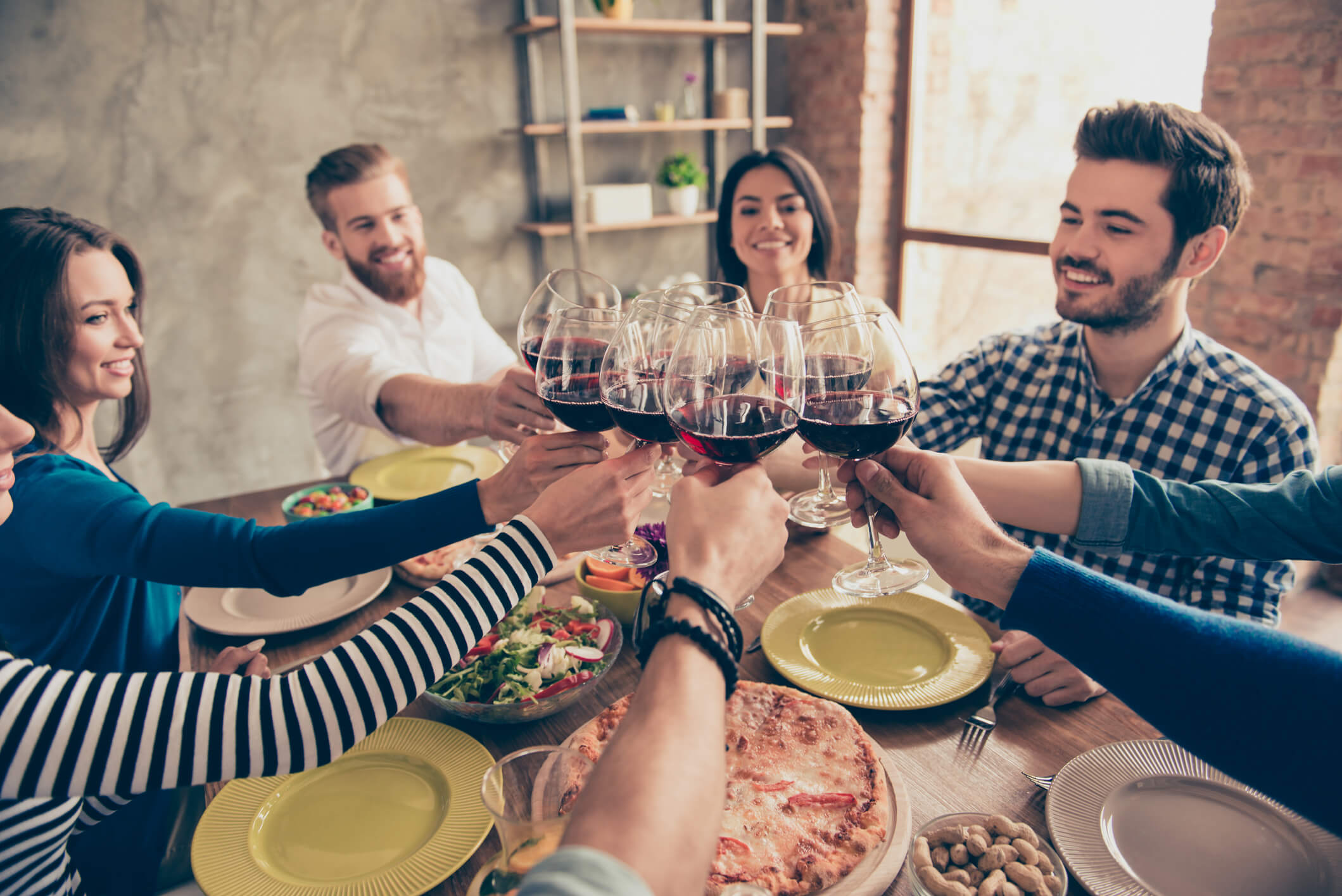 amigos fazendo uma noite de vinhos em casa